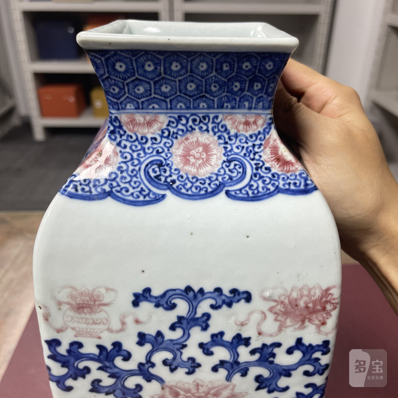 清乾隆 青花釉里红缠枝莲纹四方瓶 - 图9